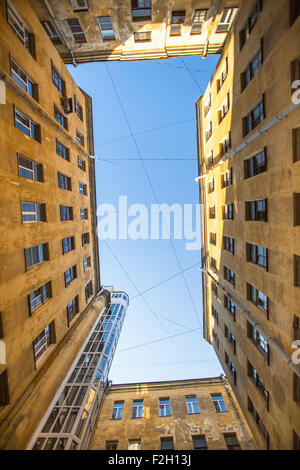 Hof-nun die Ansicht von unten nach oben, die traditionelle Architektur des alten St. Petersburg, Russland. Stockfoto