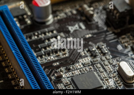Makro-Bild von einem Computer-Motherboard mit einen freien RAM-Steckplatz Stockfoto