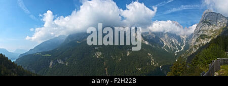 Landschaft auf die Dolomiti Brenta-Gruppe in einer schönen Sommermorgen mit Wolken, Trentino - Italien Stockfoto
