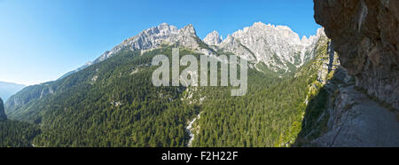 Landschaft auf die Dolomiti Brenta-Gruppe in einem schönen Sommermorgen, Trentino - Italien Stockfoto