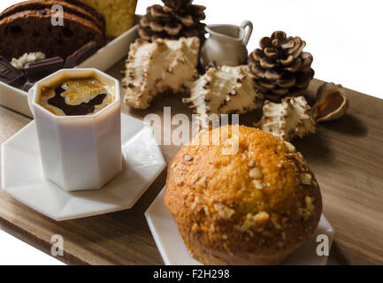 Schwarzer Kaffee in eine weiße Tasse mit cupcakes Stockfoto