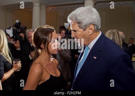 London, UK. 18. September 2015. US-Außenminister John Kerry mit dem Sänger und Mode-Ikone Victoria Beckham bei einem Empfang markiert den Beginn der Fashion Week in Winfield House 18. September 2015 in London spricht. Stockfoto