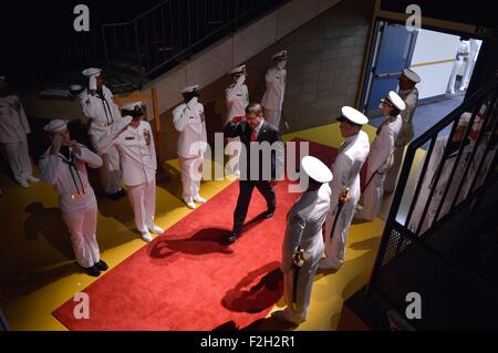 US-Verteidigungsminister Ashton Carter begrüßt, als er vorbei an Sideboys bei der Ankunft für eine Änderung der Befehl Zeremonie zwischen ADM Jonathan Greenert, Chief of Naval Operations und Admiral John Richardson an der US Naval Academy 18. September 2015 in Annapolis, Maryland geht. Stockfoto