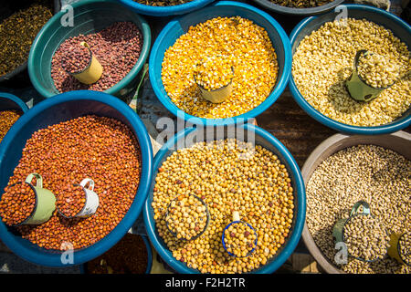 Bohnen zum Verkauf in Tassen und Schalen auf einem Markt in Botswana, Afrika Stockfoto