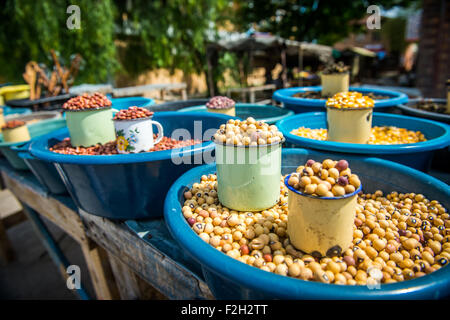 Bohnen in Tassen und Schalen auf einem Markt in Botswana, Afrika Stockfoto