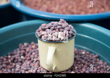 Getrocknete Bohnen in Tassen auf einem Markt in Botswana, Afrika Stockfoto