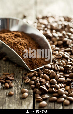 Kaffeebohnen und gemahlenen Kaffee im scoop Stockfoto