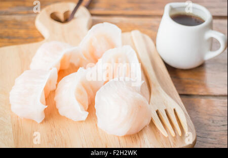 Chinesische Har gao Dim-Sum-Knödel auf Holzplatte, Fotoarchiv Stockfoto