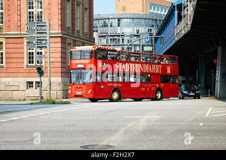 HAMBURG, Deutschland - 14. August 2015: Rote Stadt Sightseeing-Bus mit Touristen in der Stadtstraße Stockfoto