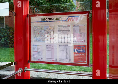 HAMBURG, Deutschland - 14. August 2015: Informationen Stand Zeitplan an der Bushaltestelle im Stadtzentrum Stockfoto