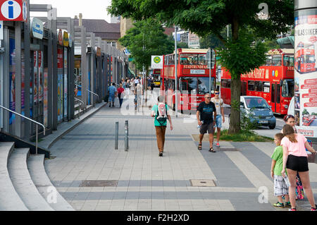 HAMBURG, Deutschland - 14. August 2015: Haltestelle öffentlicher Verkehrsmittel St. Pauli Landungsbrucken, Hamburger Hafen Stockfoto