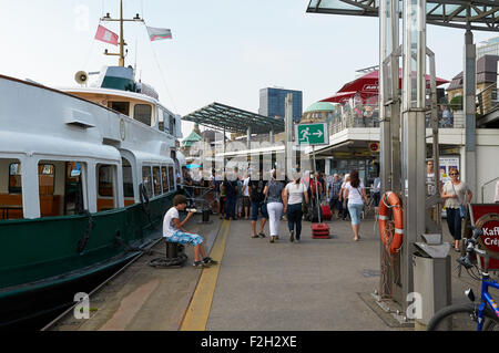 HAMBURG, Deutschland - 14. August 2015: Fähren an Landungsbrücken Steg Anlegestelle, Hamburger Hafen Stockfoto