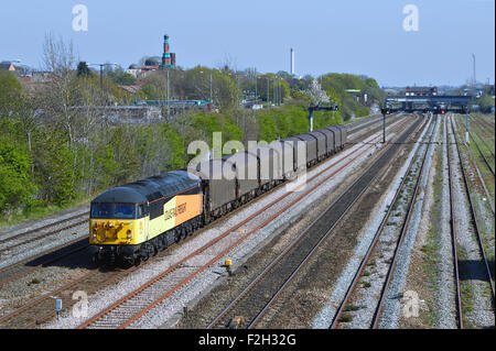 56087 durchläuft Small Heath mit um bei Tyseley mit 6E07 13:47 Washwood Heath - Boston Stahl auf 23.04.15. Stockfoto