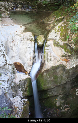 Kleiner Wasserfall in der Nähe der berühmten Kozjak Wasserfall (Slap Kozjak) - Kobarid, Julischen Alpen in Slowenien Stockfoto