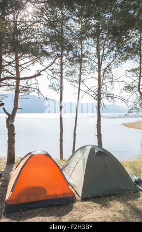 Zelten im Wald vor Bergsee Stockfoto
