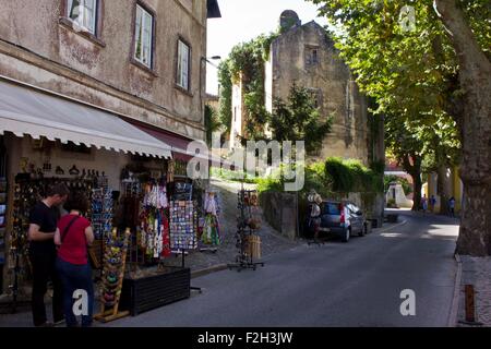 SINTRA, PORTUGAL - 25. Oktober 2014: Souvenir-Shop in Sintra, Portugal, mit den Menschen auf dem Bürgersteig und die sehr alte Bui Stockfoto