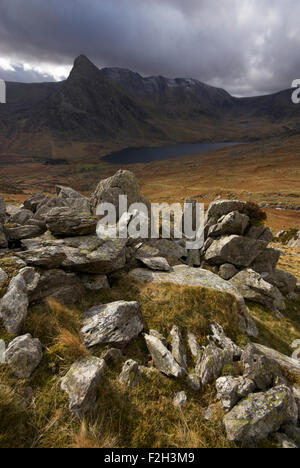 Blick auf Tryfan und Lyn Ogwen im Ogwen Valley in Snowdonia-Nationalpark, Wales, UK Stockfoto