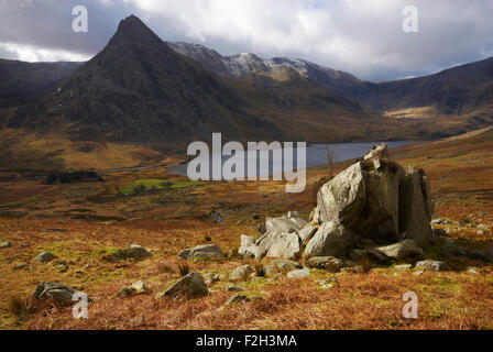 Blick auf Tryfan und Lyn Ogwen im Ogwen Valley in Snowdonia-Nationalpark, Wales, UK Stockfoto