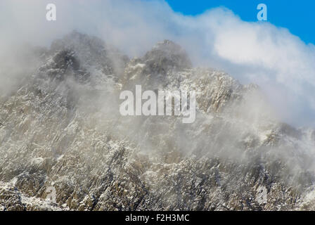 Blick auf Tryfan im Ogwen Valley in Snowdonia-Nationalpark, Wales, UK nach einer Nacht mit Schnee. Stockfoto