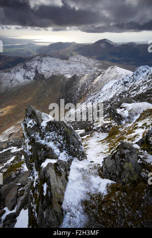 Blick vom Schnee bedeckten Gipfel des Snowdon in Snowdonia-Nationalpark, Wales, UK Stockfoto