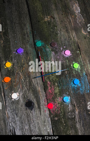 Aquarellfarben in Uhr-Form Stockfoto