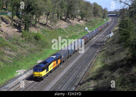 60076 durchläuft Sonning schneiden mit 6V62 10:44 Tilbruy Riverside - Llanwern Stahl auf 15.04.15. Stockfoto