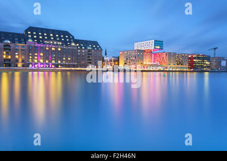 Skyline von Berlin Osthafen während der blauen Stunde Stockfoto