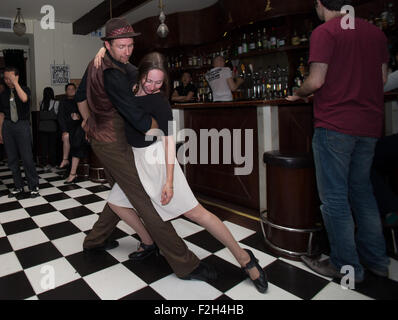 (150919)--Peking, 19. September 2015 (Xinhua)--Joshua Dominick führt Balboa, ein Tanz, der in Südkalifornien während der 1920er und 1930er Jahren mit seiner Freundin in einer Bar in Peking, Hauptstadt von China, 9. September 2015 entstanden.    Joshua Dominick, ein amerikanischer junge Mann lehrt Swingtanz als Volontär bei der Cat Corner Studio in Guomao, CBD-Bereich von Peking. Seiner Ansicht nach ist Peking eine Stadt mit kulturelle Konnotation. Er mag verschiedene traditionelle Elemente der Stadt.     1998 kam Joshua nach Peking zum ersten Mal als Student. Nachdem in dieser orientalischen Stadt, engagiert er Stockfoto