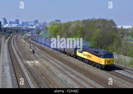 56087 durchläuft Small Heath bei Tyseley mit 6E07 13:47 Washwood Heath - Boston Stahl auf 21.04.15 herumlaufen. Stockfoto