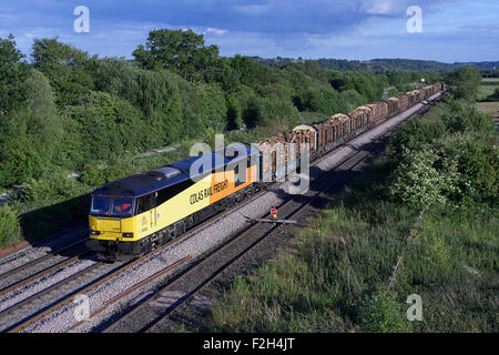 Colas Rail 60002 Köpfe durch Leominster mit 6M 54 14:24 Baglan Bay - Chirk geladen Holz auf 23.06.15. Stockfoto