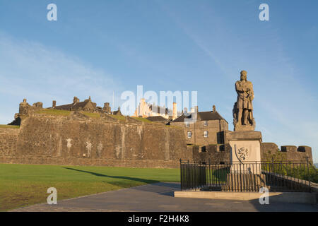 Robert the Bruce Statue draußen Stirling Castle, Schottland im frühen Morgensonne Stockfoto