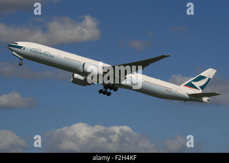 CATHAY PACIFIC BOEING777 300 AUSZIEHEN Stockfoto