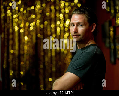 (150919)--Peking, 19. September 2015 (Xinhua)--Joshua Dominick stellt bei der Cat Corner Studio in Peking, Hauptstadt von China, 8. September 2015. Joshua Dominick, ein amerikanischer junge Mann lehrt Swingtanz als Volontär bei der Cat Corner Studio in Guomao, CBD-Bereich von Peking. Seiner Ansicht nach ist Peking eine Stadt mit kulturelle Konnotation. Er mag verschiedene traditionelle Elemente der Stadt. 1998 kam Joshua nach Peking zum ersten Mal als Student. Nachdem in dieser orientalischen Stadt niedergelassen, engagierte er sich in der Übersetzung als Hauptbeschäftigung. In Freizeit Joshua mag tanzen. Für ihn, d Stockfoto