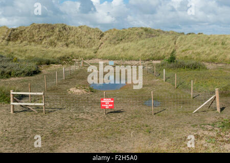 Beschilderung auf einem Zaun ein Wildlife Naturschutzgebiet am Gronant Dünen in Flintshire, in der Nähe von Prestatyn in Denbighshire. Stockfoto