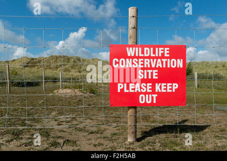 Beschilderung auf einem Zaun ein Wildlife Naturschutzgebiet am Gronant Dünen in Flintshire, in der Nähe von Prestatyn in Denbighshire. Stockfoto