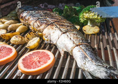 Lachs Braten Fisch am Grill. Gemüse auf dem Grill im Garten Stockfoto