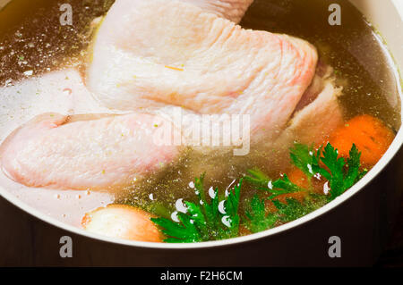 Halbes Hähnchen in einer Pfanne mit Gemüse Bouillon, Brühe, klare Suppe Stockfoto