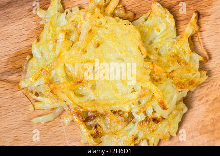 Leckere Tapas aus geriebenen Kartoffeln Stockfoto