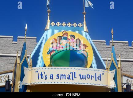 Melden Sie für ihre Fahrt eine kleine Welt in Disneyland, Florida, USA Stockfoto