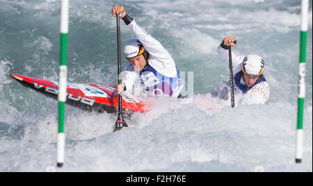 Lea Valley, London, UK. 19. Sep, 2015. ICF Canoe Slalom World Championship. Tag 4. C2 Männer, Franz Anton (GER) und Jan zu (GER) während das Halbfinale, in dem sie auf dem vierten Platz kam. Bildnachweis: Aktion Plus Sport/Alamy Live-Nachrichten Stockfoto