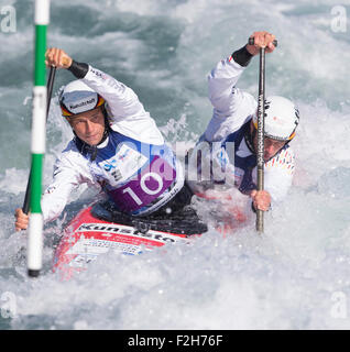 Lea Valley, London, UK. 19. Sep, 2015. ICF Canoe Slalom World Championship. Tag 4. C2 Männer, Franz Anton (GER) und Jan zu (GER) während das Halbfinale, in dem sie auf dem vierten Platz kam. Bildnachweis: Aktion Plus Sport/Alamy Live-Nachrichten Stockfoto