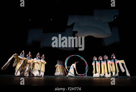 (150919)--Peking, 19. September 2015 (Xinhua)--Studenten an der Central Academy of Drama führen Peking-Oper bei der Eröffnungsfeier des 4. globale Allianz von Theater Schulen (GATS) internationalen Theaterfestivals in Peking, Hauptstadt von China, 19. September 2015. 4. GATS internationales Theaterfestival wurde hier Samstag vorgestellt. Studenten der Theaterschulen aus China, Bulgarien, Deutschland etc. werden für vier Auszeichnungen während der 9 Tage lang Veranstaltung jagen. Die globale Allianz von Theaterschulen entstand auf Initiative des United Nations Educational, Scientific and Cultural Organization. Th Stockfoto