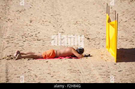 Bournemouth, Dorset, UK 19. September 2015. UK-Wetter: Sonnentag am Strand von Bournemouth zu wärmen, während Besucher für den Strand Credit Kopf: Carolyn Jenkins/Alamy Live News Stockfoto