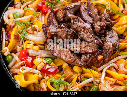 Gebratene Geflügelleber mit Eiernudeln und Gemüse Stockfoto