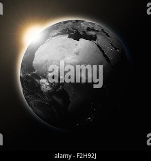 Sonne über Afrika auf dunkler Planet, die, den Erde auf schwarzem Hintergrund isoliert. Hochdetaillierte Planetenoberfläche. Elemente dieses Bild t Stockfoto