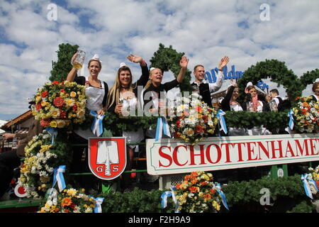 München, Deutschland. 19. Sep, 2015. Menschen Welle Hände während der Parade der Eröffnung das 182. Oktoberfest in München, Süddeutschland, 19. September 2015. Größte Bierfest der Welt startete am Samstag und dauert bis Oktober 4. Bildnachweis: Zhu Sheng/Xinhua/Alamy Live-Nachrichten Stockfoto