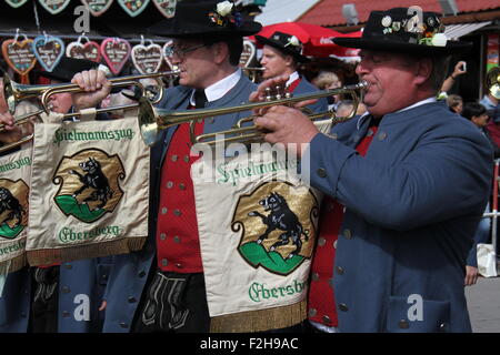 München, Deutschland. 19. Sep, 2015. Menschen besuchen die Parade der Eröffnung das 182. Oktoberfest in München, Süddeutschland, 19. September 2015. Größte Bierfest der Welt startete am Samstag und dauert bis Oktober 4. Bildnachweis: Zhu Sheng/Xinhua/Alamy Live-Nachrichten Stockfoto