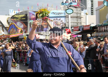 München, Deutschland. 19. Sep, 2015. Menschen besuchen die Parade der Eröffnung das 182. Oktoberfest in München, Süddeutschland, 19. September 2015. Größte Bierfest der Welt startete am Samstag und dauert bis Oktober 4. Bildnachweis: Zhu Sheng/Xinhua/Alamy Live-Nachrichten Stockfoto