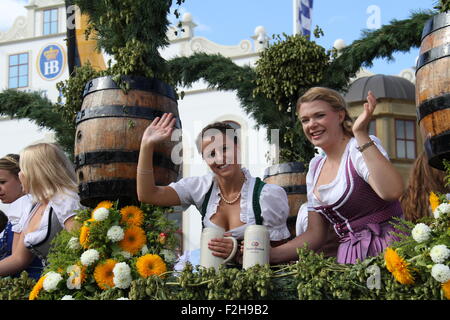 München, Deutschland. 19. Sep, 2015. Menschen Welle Hände während der Parade der Eröffnung das 182. Oktoberfest in München, Süddeutschland, 19. September 2015. Größte Bierfest der Welt startete am Samstag und dauert bis Oktober 4. Bildnachweis: Zhu Sheng/Xinhua/Alamy Live-Nachrichten Stockfoto