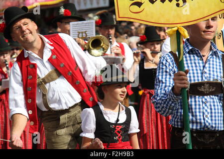 München, Deutschland. 19. Sep, 2015. Menschen besuchen die Parade der Eröffnung das 182. Oktoberfest in München, Süddeutschland, 19. September 2015. Größte Bierfest der Welt startete am Samstag und dauert bis Oktober 4. Bildnachweis: Zhu Sheng/Xinhua/Alamy Live-Nachrichten Stockfoto